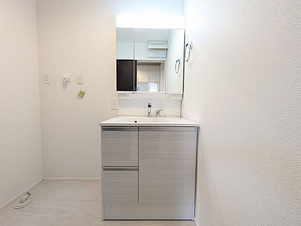 【洗面】収納たっぷりのキャビネットは、使いやすく清潔感のある洗面室に！