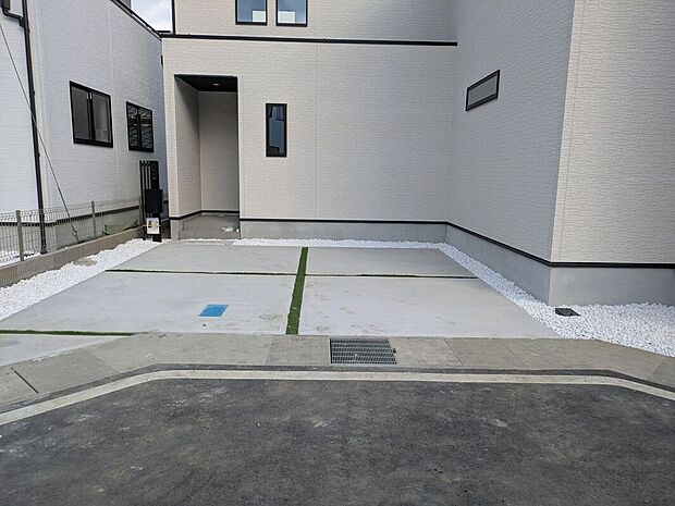 【外観】駐車場完備で、車をお持ちの方も安心して利用できる便利で快適な環境が整っており、日常の移動がスムーズです！