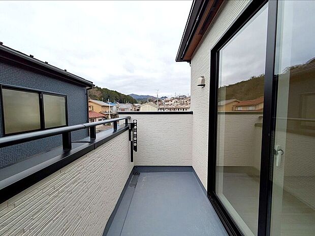 【バルコニー】日当たりの良いバルコニーは、お洗濯が多いときも安心。たくさん干してもカラっと乾きそうです！