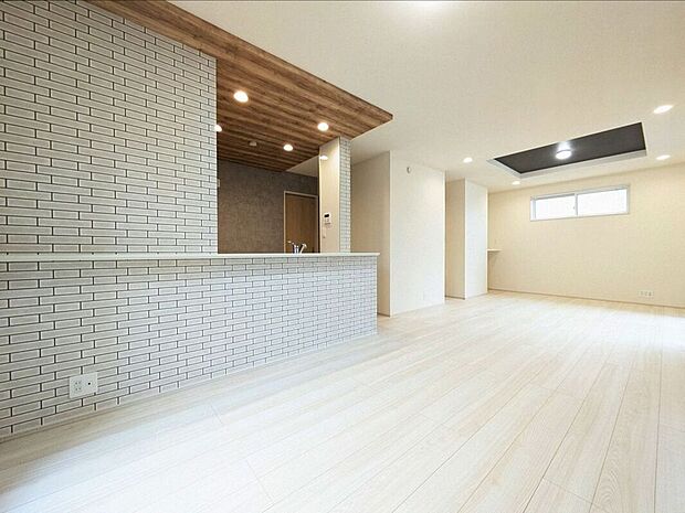 【リビング】天井の中央部分を周囲より一段高くとった折上天井です。開放感があり、部屋が広く感じます！