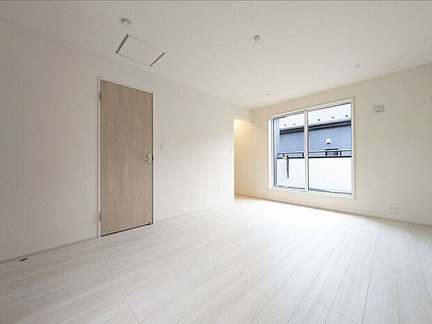 【寝室】こちらのお部屋はバルコニーに面しており、日当たり、通風ともに良好です！お布団などもサッと干せて便利ですね！