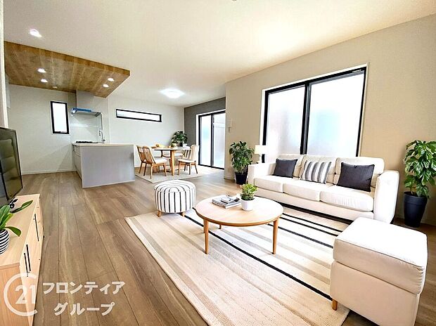 【同仕様画像 (リビング)】【施工例/リビング(リビング階段)】家族が自然と顔を合わせる機会が増えるリビング階段。玄関ホールや廊下を省略できるため、家の中のスペースの有効活用にもなります。