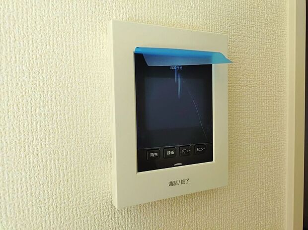 【防犯設備】ハンズフリー機能を備えたカラーモニターインターホンを採用!お料理中などで手が塞がっていても便利に応答可能です!夜間の映像確認機能もついていて、安心ですね!