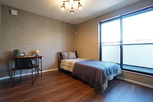 \同仕様写真/起床時間に合わせてカーテンの自動開閉のセットすれば自然と太陽の光で起きることができ、健康で心地よい朝を迎えることができます