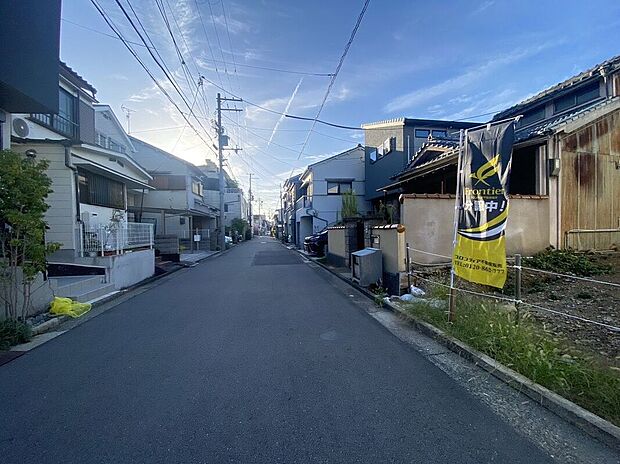 【前面道路含む外観】【現地前道】\ご案内可能/水曜日や祝日、年末年始も休まず営業!お仕事の予定を無理に変えなくともご案内、ご相談が可能です!お気軽にお問い合わせください♪