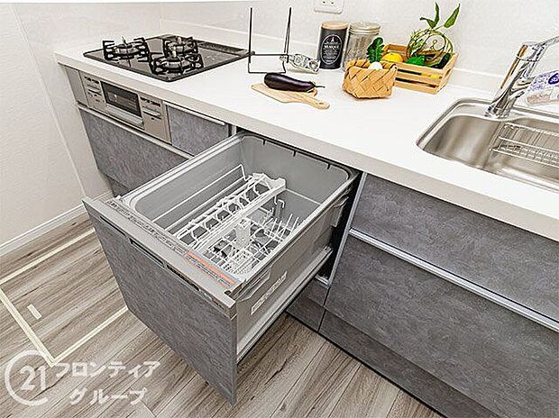 【発電・温水設備】【同仕様写真】家事の負担を軽減し、他の作業に時間を使えますね。手洗いによる洗剤や水の影響を受けないため、手肌にも優しいです。