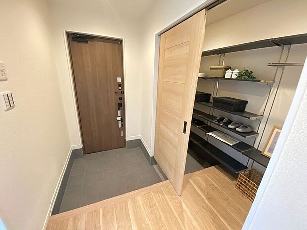 【同仕様画像 (その他内観)】\同仕様写真/玄関は収納も多くすっきりとした印象を与えます。色味もお家全体のテイストが反映されておりおしゃれです。