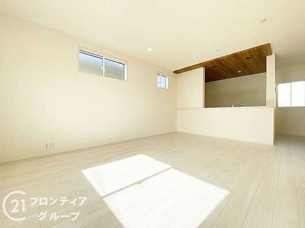 天井の中央部分を周囲より一段高くとった折上天井です。開放感があり、部屋が広く感じます!