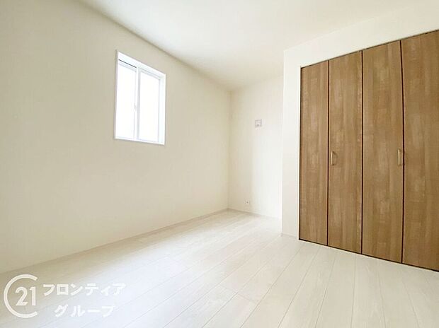 こちらのお部屋はバルコニーに面しており、日当たり、通風ともに良好です!お布団などもサッと干せて便利ですね!