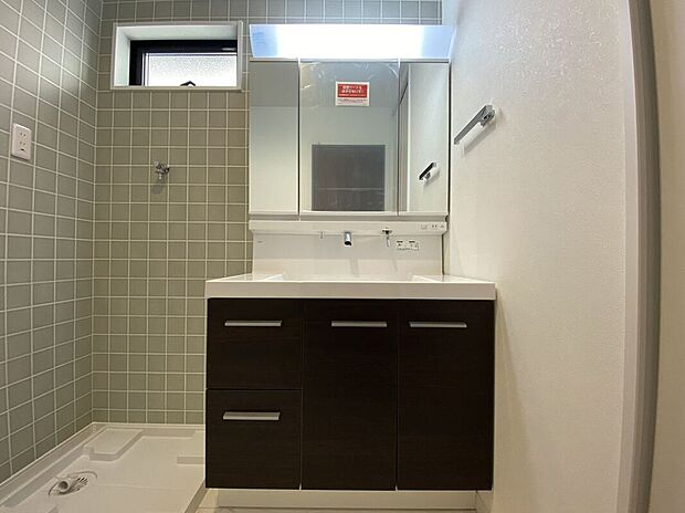 (アーバンステイトリー)シャンプードレッサーには座って身支度できるスペースもあり、お風呂上がりのドライヤーや朝のお化粧も楽々