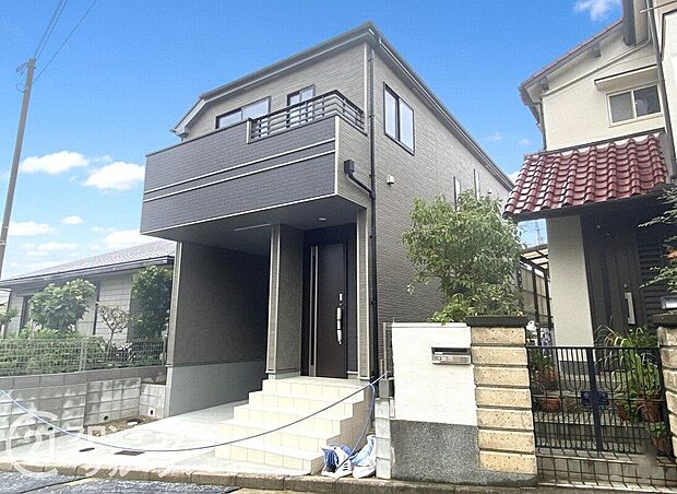 外壁には雨の汚れを浮かして洗い流す、クリーニング機能付きサイディング材を採用しております。自然の力でいつまでも綺麗な外観が保てます！