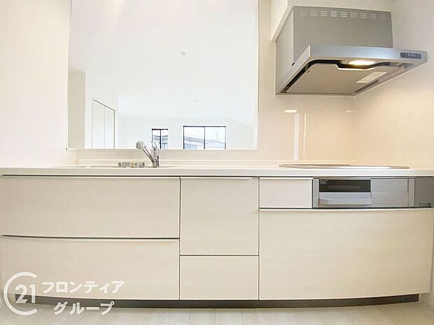 人工大理石カウンタートップ・ガラストップコンロを採用しており、お掃除ラクラク。浄水器付きハンドシャワー水栓など、奥様に嬉しい機能がたくさん！