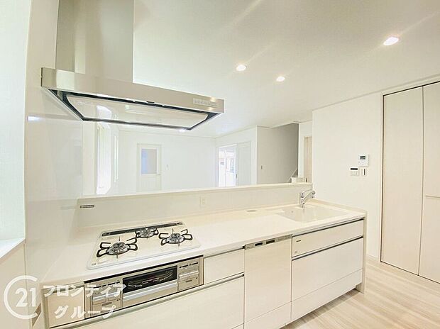 広い作業スペースと充実した収納が、料理を快適にサポートし、効率的な調理を実現します