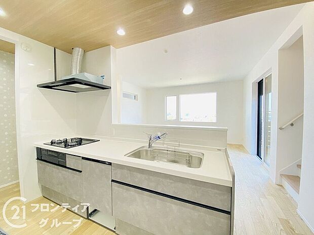 カウンターキッチンは、家族やゲストとの会話を楽しみながら料理ができる、心地よい空間です。