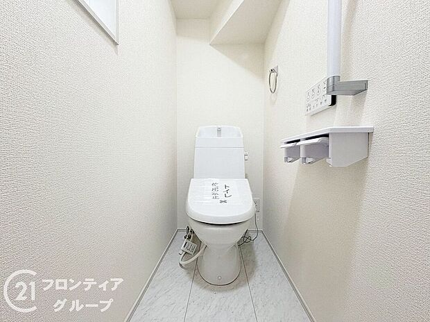 【トイレ】便器にふちがなく、汚れが隠れて見えない部分が極端に少なくなっており、お手入れも楽々!スピーディでパワフルな洗浄力を実現しています!