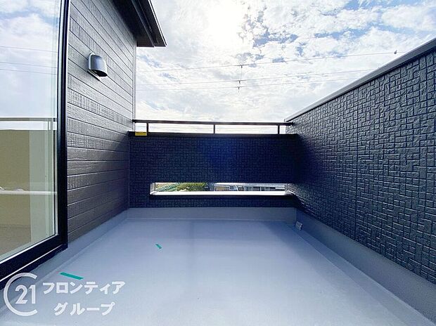 【バルコニー】日当たりの良いバルコニーは、お洗濯が多いときも安心。たくさん干してもカラっと乾きそうです!