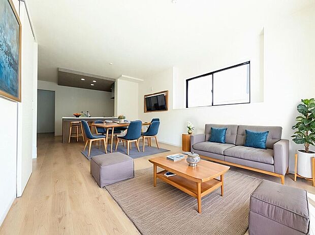 【家具設置イメージ画像】リビングは、家族や友人との時間を楽しむのに最適な広さです。快適な居住空間を提供します。