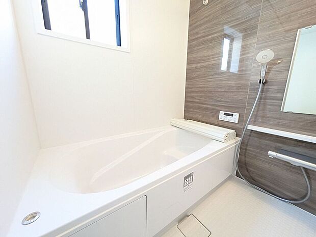 バスタブ付きで、ゆったりとお風呂に浸かり、疲れた体を癒せる贅沢な空間です。窓があるのでこまめに換気ができ、清潔感を保てます。リラックスタイムをより豊かにする素敵な選択です。