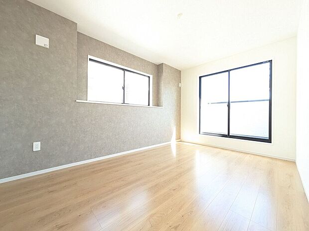 広々とした寝室で、心地よい眠りをお楽しみいただける空間が広がります。落ち着いた雰囲気の中で、リラックスしたひとときを過ごせる贅沢な空間です