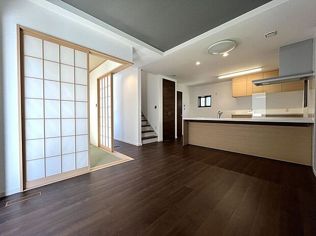 広々としたリビングで、明るい日が差し込みます!家族団らんの時間をゆったりと過ごせます!