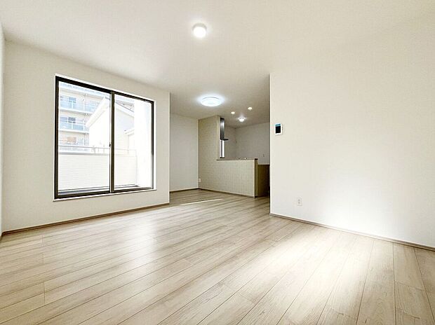 ナチュラルな色合いとはっきりとした木目で、木の温もりを感じながら過ごせる広々としたリビングです。お好きなインテリアでお気に入りの空間を作り出せますね。