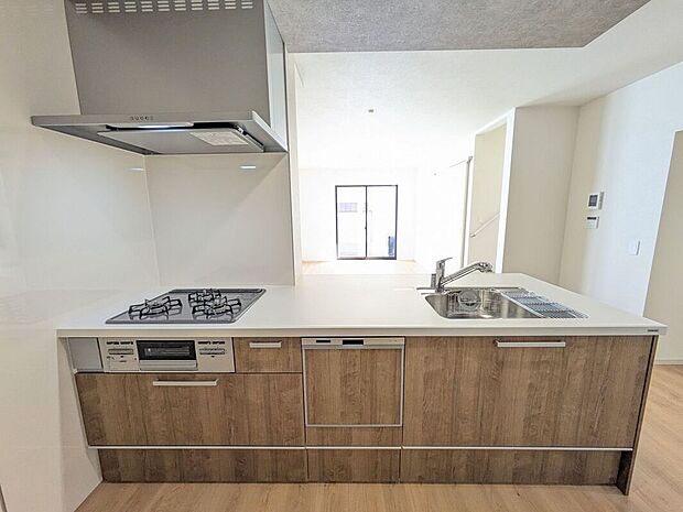 【キッチン】使い勝手の良いカウンターキッチンは、調理スペースが広く、料理の効率がアップします。快適なキッチンライフを提供します。