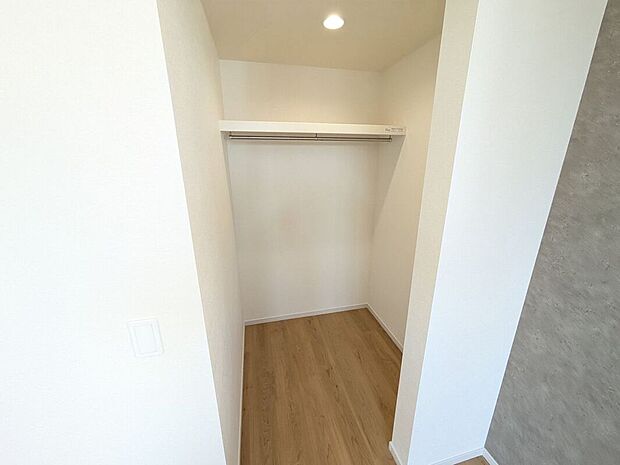 【収納】生活空間を広く使える、効率的な収納です。収納スペースが豊富にあるため、日常の物をスッキリと片付けられます。お部屋を広々と使えるので、インテリアのアレンジも楽しめます。