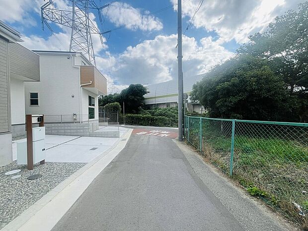 【前面道路含む外観】前道が広く、駐車も楽々できる便利な立地です。安全性を考慮した設計で、安心してお子様が遊べます。