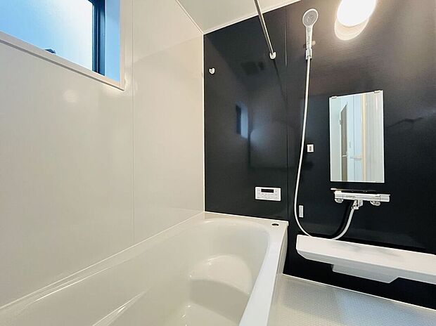 【バス】浴槽は環境にやさしい節水タイプを採用。浴槽内ステップで半身浴や親子入浴も楽しめるので、毎日のバスタイムをエコで素敵に演出してくれる小窓付きの浴室です