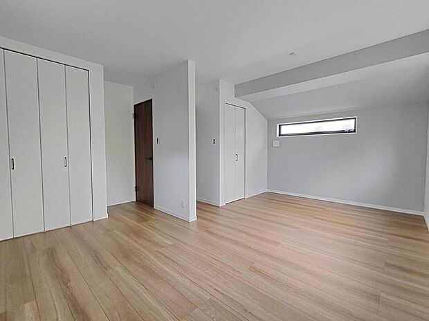 【寝室】明るい床でお昼間であれば照明がいらないくらいですね。午後のひと時に、柔らかい光の中でほっと一息入れたくなりますね