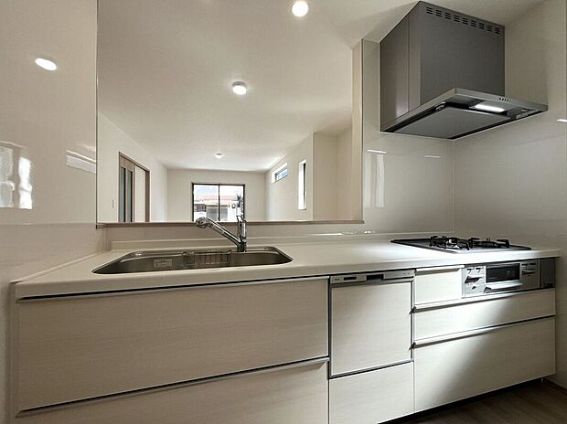 【キッチン】人工大理石カウンタートップ・ガラストップコンロを採用しており、お掃除ラクラク。浄水器付きハンドシャワー水栓など、奥様に嬉しい機能がたくさん!