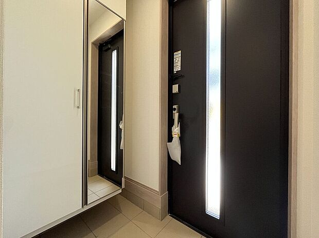 【玄関】玄関ではタイルを採用しており、お掃除楽々!特にお子さまがたくさんの砂を持って帰ってきても安心ですね!