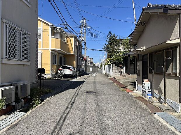 【前面道路含む外観】前道が整備されており、快適なアクセスを実現します。交通量の少ない環境で、静かに暮らせる住まいです。