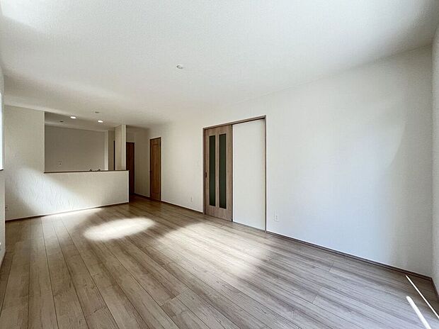 【リビング】広々リビング、人が集まるおもてなし空間を実現できますね!