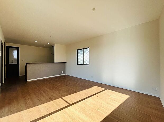 【リビング】木目調のフローリングは温かみがあり、カウンターキッチンからお部屋の様子を見ながらお料理できますね