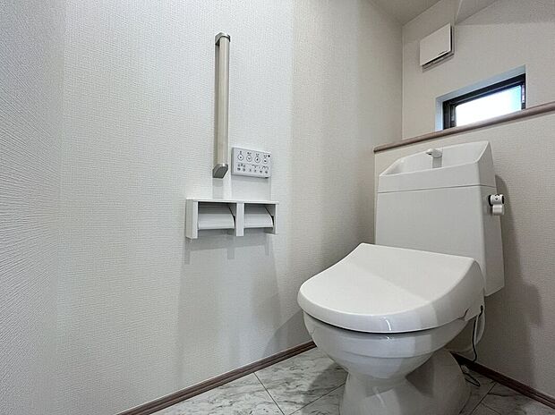 【トイレ】トイレは１階と２階の２カ所に設置！階段を上り下りせずに使用できるので、高齢の方にも安心です！