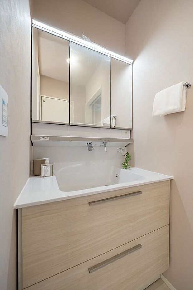 【洗面】■7号地洗面所 清潔感のある白を基調とした洗面台です。鏡裏収納と引き出し収納があり、日用品やスキンケア用品もスッキリと収納できます。