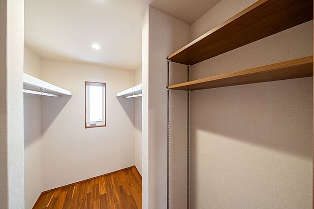 【収納】■5号地ファミリークローク 2階にはファミリークロークを設置しています。ご家族の荷物や衣類を一括管理できるので、朝の支度や衣替えがスムーズになります。中で着替えることができる広々設計です。