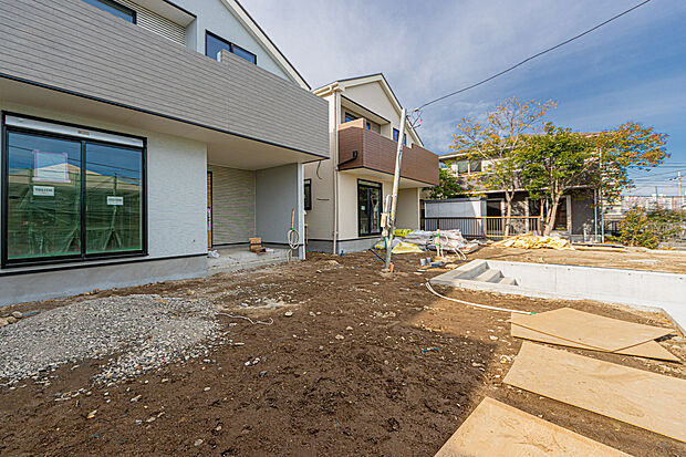 ☆☆　広がる夢と楽しむ現実　☆☆
家に大きなお庭がある幸せ。
趣味のガーデニングや家庭菜園も明るいお庭だからこそ楽しめる。
完成したお庭をリビングから眺める時間は至福の時間。