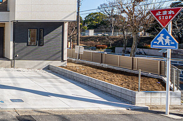 ☆☆ 広がる夢と楽しむ現実 ☆☆
家の南側に大きなお庭がある幸せ。
趣味のガーデニングや家庭菜園も明るいお庭だからこそ楽しめる。
完成したお庭をリビングから眺める時間は至福の時間。