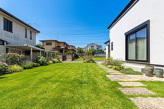 ☆☆　広がる夢と楽しむ現実　☆☆
家に大きなお庭がある幸せ。
ガーデニングや家庭菜園も楽しめる。
＊一部画像をAI処理し人工芝・植木などを配置した画像の為、実際に配置される場合はオプションで有料です。