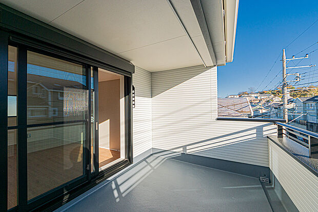 【☆☆ 青空が一層キレイに感じられる ☆☆】一般的なバルコニーは洗濯物干すだけの感覚。
広いバルコニーは、洗濯以外の価値を見出し今まで気づくことが少なかった青空が一層キレイに感じられる余裕をつくりだす。