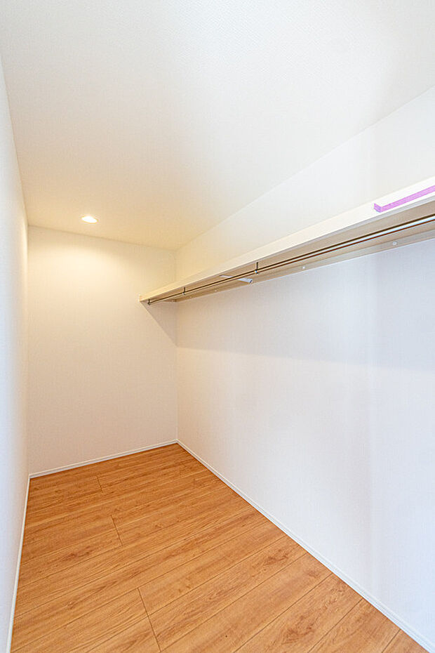 【☆☆　おしゃれだけでは、満足できない物がある　☆☆】7.5帖主賓室にはウォークインクローゼットにバルコニー。
東南角部屋による太陽の力、風通しや開放感も良いお部屋だからストレスフリーな空間に♪