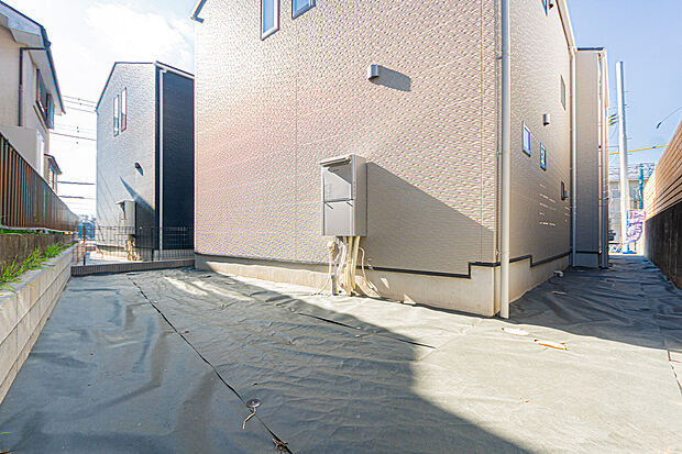 【☆☆ 広がる夢と楽しむ現実 ☆☆】南側の広いお庭だけでなく東側にもお庭スペースがあります。 遊具などを置いて敷地内で安全に遊ばせることも可能。