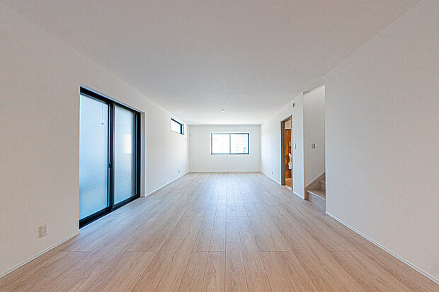 【☆☆ 上質な空間を ☆☆】開放感と日当たりの良さに恵まれたリビング空間。
上質な光は身体だけでなく心も温めてくれる。
圧迫感のない空間を是非、ご堪能下さい。