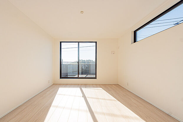 【☆☆ 大型主寝室+機能性 ☆☆】主賓室にはウォークインクローゼットにバルコニー。
南西角部屋による太陽の力、風通しや開放感も良いお部屋だからストレスフリーな空間に♪