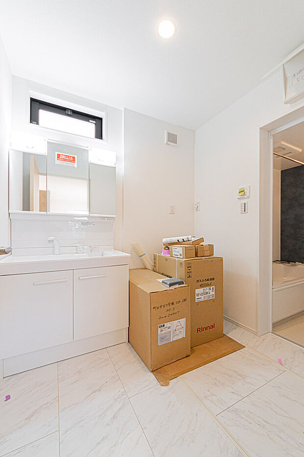 【☆☆洗面ルーム☆☆】1日の始まりや入浴前に必ず入る空間だからこそ、清潔感や利便性が重要になる。三面鏡、収納豊富な洗面化粧台。