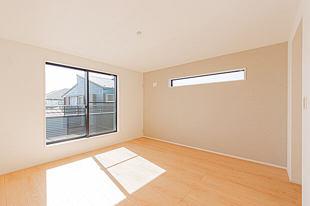 【☆☆　主寝室＋機能性　☆☆】7.1帖主賓室にはウォークインクローゼットにバルコニー。
南西角部屋による太陽の力、風通しや開放感も良いお部屋だからストレスフリーな空間に♪（2号棟）