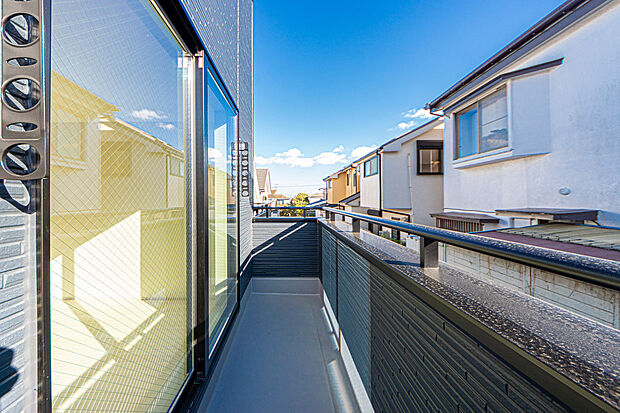 【☆☆　青空が一層キレイに感じられる　☆☆】一般的なバルコニーは洗濯物干すだけの感覚。
広いバルコニーは、洗濯以外の価値を見出し今まで気づくことが少なかった青空が一層キレイに感じられる余裕をつくりだす。