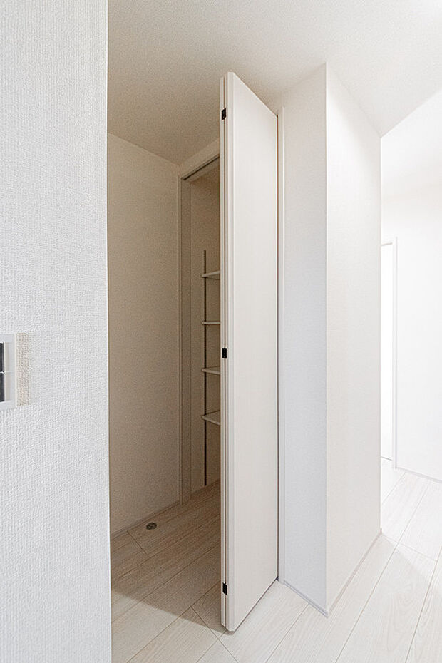 【☆☆　あると嬉しい廊下の収納　☆☆】2F廊下に大型の物入。
共有収納として普段あまり使わないものをまとめて収納できます。